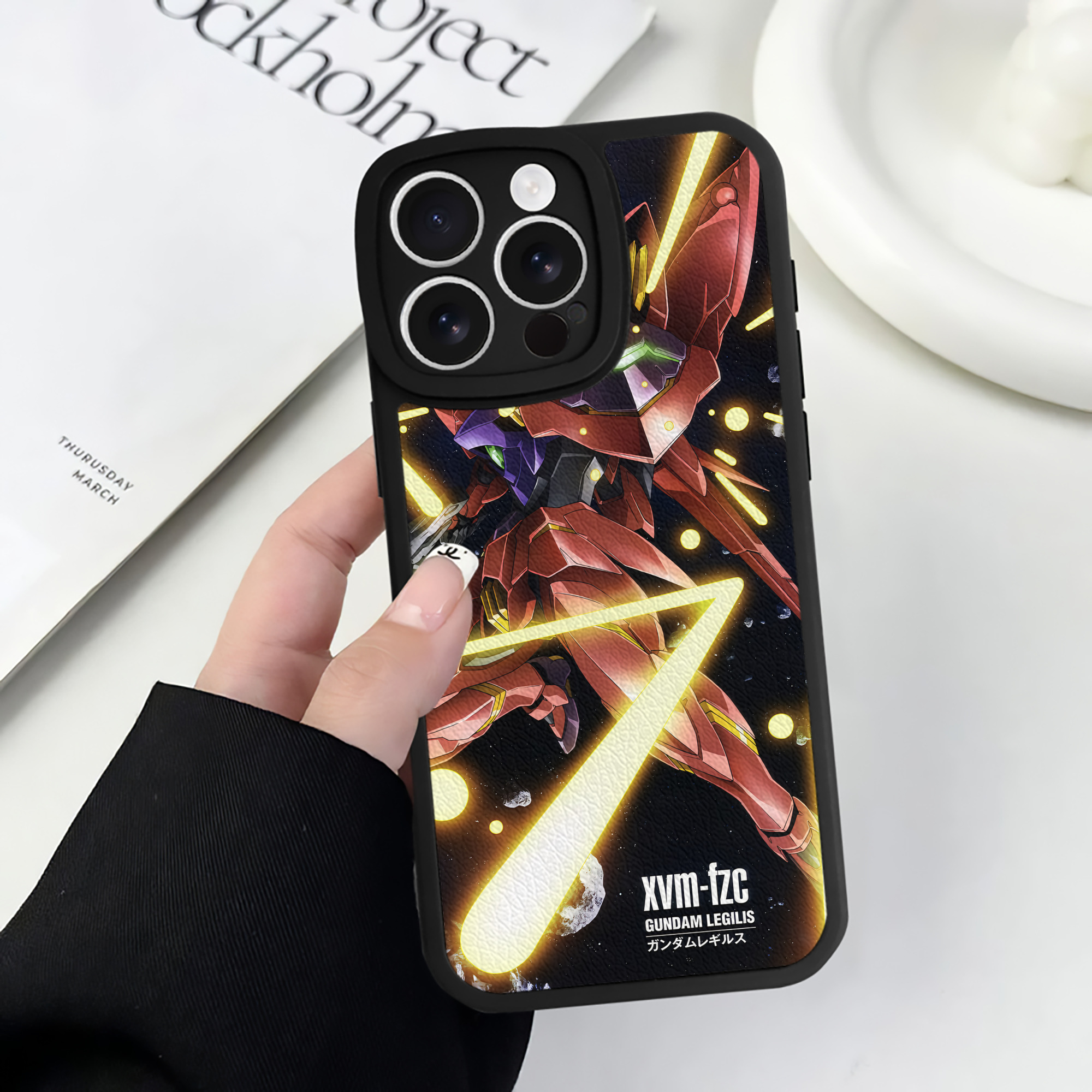 （画像用） 機動戦士ガンダム Mobile Suit Gundam 【iPhone 16シリーズ対応】シリコンスマホケース（レザー調） 材質：シリコン